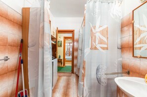 Apartamento | Banheiro | Chuveiro, secador de cabelo