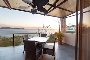 Apartamento, sacada, vista para o oceano | Sacada