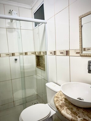 Familjesvit | Badrum | Dusch, handdukar, tvål och toalettpapper