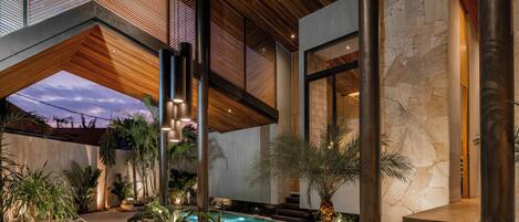 من حمّامات السباحة المغطاة