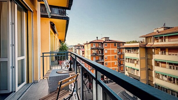 Ein Balkon mit Tisch, Stühlen und einem Blumentopf.