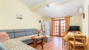 Apartment | Living room | Fireplace - Apartment in Fazana Near the Beach (Fazana)