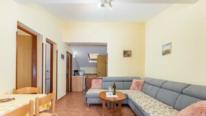 Apartment | Living room | Fireplace - Apartment in Fazana Near the Beach (Fazana)