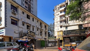 A hotel named Hotel Gemini with a sign indicating a market and a no parking sign in front of the gate. - HOTEL GEMINI (Mumbai)