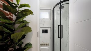 Design Studio | Bathroom | Shower, eco-friendly toiletries, hair dryer, towels - Your Apartment - Camden  (London)