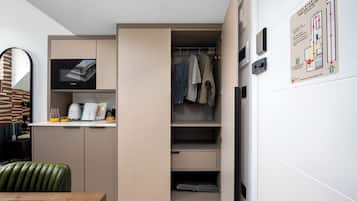 Deluxe Studio | In-room safe, iron/ironing board