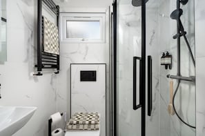 Design Studio | Bilik Mandi | Pancuran mandi, kelengkapan dandanan diri mesra alam, pengering rambut 