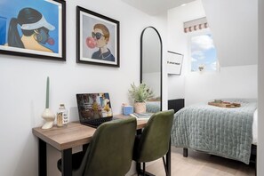 Coffres-forts dans les chambres, bureau, fer et planche à repasser