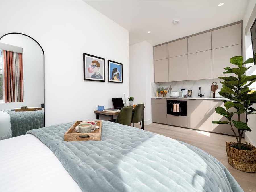 Classic-studio | Tallelokero huoneessa, työpöytä, silitysrauta/-lauta