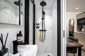 Deluxe Studio | Bathroom - Your Apartment - Camden  (London)