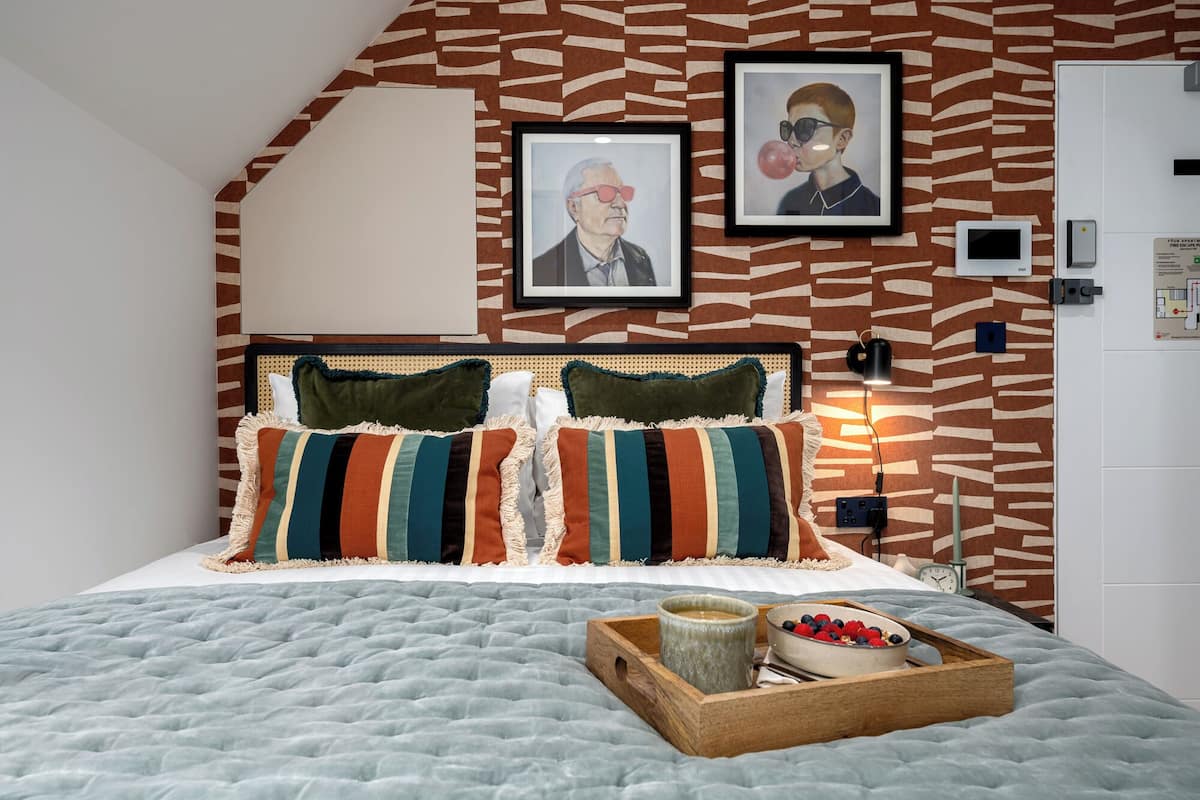 City-Studio | Zimmersafe, Schreibtisch, Bügeleisen/Bügelbrett