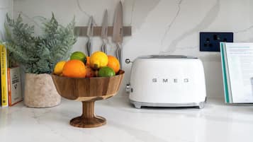 Estudio clásico | Cocina privada | Microondas, tetera eléctrica y artículos de limpieza ecológicos