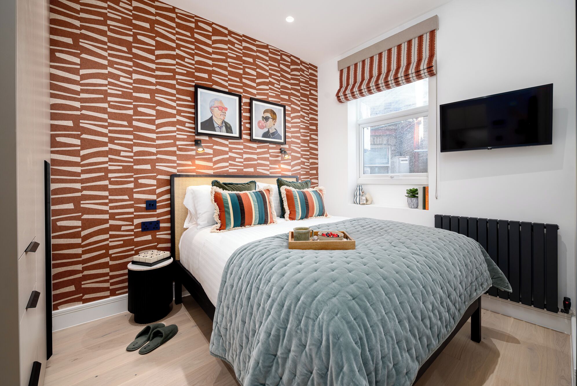 Comfort-studio | Tallelokero huoneessa, työpöytä, silitysrauta/-lauta