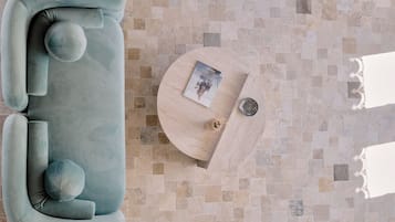 Suite superior, vistas a la ciudad | Escritorio, tabla de planchar con plancha, wifi gratis y ropa de cama