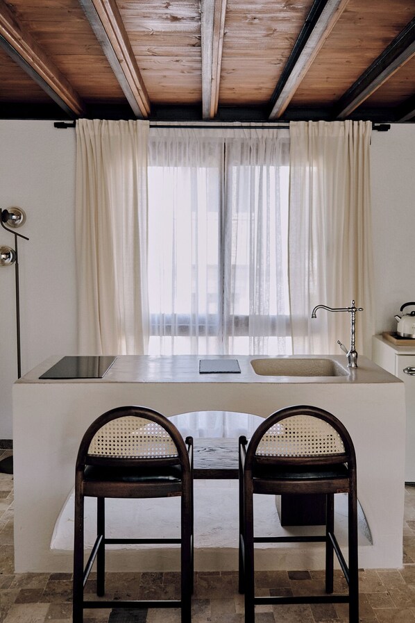 Suíte superior, vista para a cidade | Cozinha privada | Frigobar, chaleira elétrica