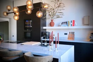 雪櫃、微波爐、焗爐、爐具