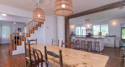 Charming Farmhouse in Waitsfield Village - Walk to River, Shops & More