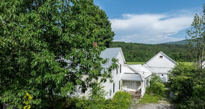 Charming Farmhouse in Waitsfield Village - Walk to River, Shops & More