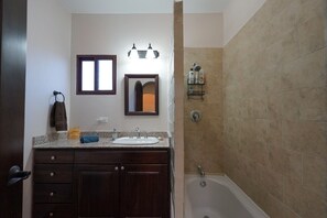 Shower, hair dryer, towels, soap - Casa Nero Panama, Boca Chica, Chiriqui, Playa Hermosa, infinity pool, large garden (Boca Chica)