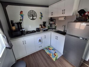 Kjøleskap, mikrobølgeovn, kaffetrakter/tekoker og brødrister