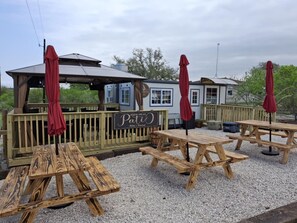 Outdoor dining - The Hideaway at Arrowhead (#3) (Sandia)