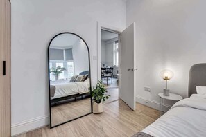 2 bedrooms, desk, iron/ironing board, WiFi