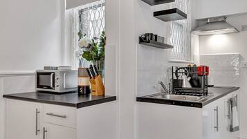 Réfrigérateur, micro-ondes, plaque de cuisson, lave-vaisselle