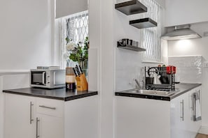 Køleskab, mikrobølgeovn, kogeplade, opvaskemaskine