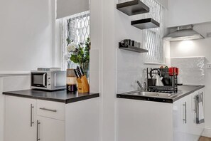 Fridge, microwave, stovetop, dishwasher