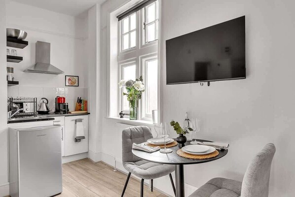 Fridge, microwave, stovetop, dishwasher