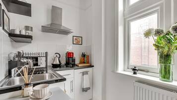 Fridge, microwave, stovetop, dishwasher