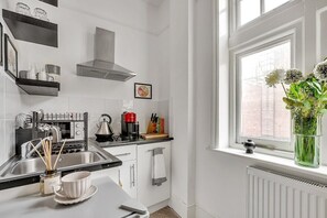 Køleskab, mikrobølgeovn, kogeplade, opvaskemaskine