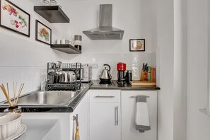 Fridge, microwave, stovetop, dishwasher