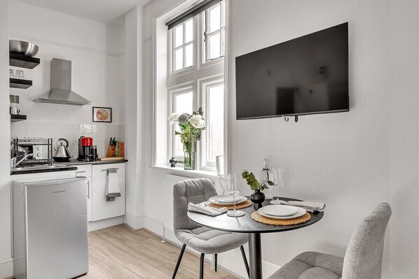 Køleskab, mikrobølgeovn, kogeplade, opvaskemaskine