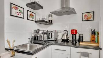 Een koelkast, een magnetron, een kookplaat, een vaatwasser