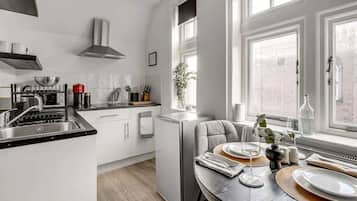 Kjøleskap, mikrobølgeovn, kokeplater og oppvaskmaskin