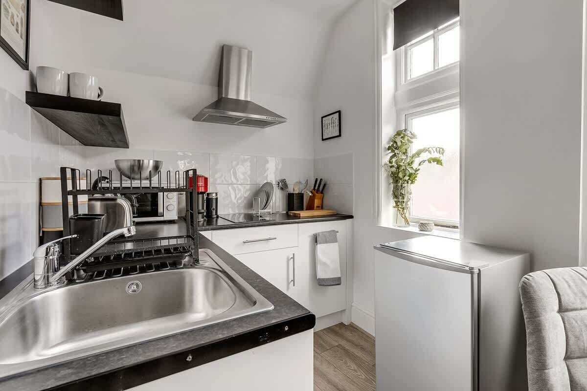 Kjøleskap, mikrobølgeovn, kokeplater og oppvaskmaskin