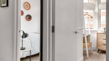 2 soverom, skrivebord, strykejern/-brett og wi-fi