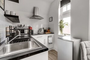 Køleskab, mikrobølgeovn, kogeplade, opvaskemaskine