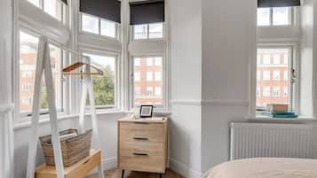 2 bedrooms, desk, iron/ironing board, WiFi