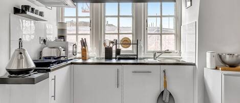 Kühlschrank, Mikrowelle, Herdplatte, Geschirrspüler