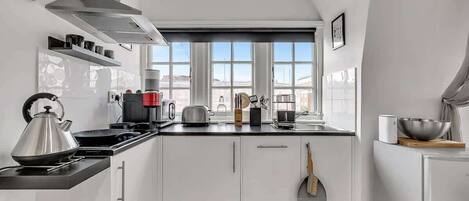 Réfrigérateur, micro-ondes, plaque de cuisson, lave-vaisselle