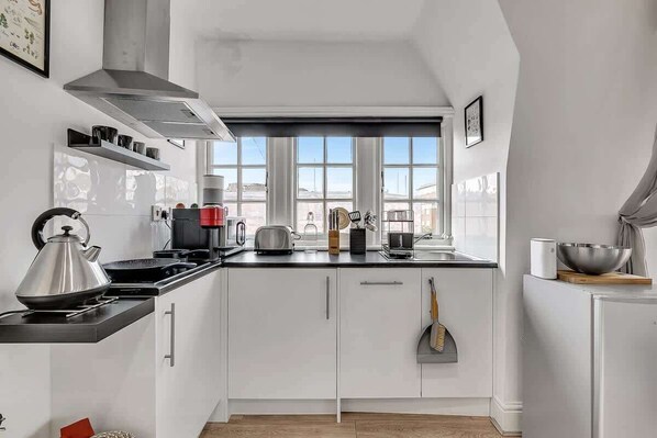 Fridge, microwave, stovetop, dishwasher