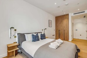 2 Schlafzimmer, Schreibtisch, Bügeleisen/Bügelbrett, Reisekinderbett