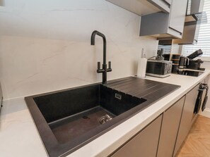 Astianpesukone, keittoastiat/astiat/ruokailuvälineet