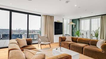 Una televisión, una oficina