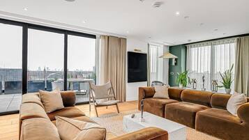 Una televisión, una oficina