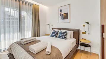 2 bedrooms, desk, iron/ironing board, travel crib