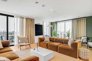 TV, offices - Charming Glam 2-Bedroom Condo (London)