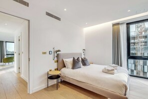 3 dormitorios, escritorio, tabla de planchar con plancha y cuna de viaje